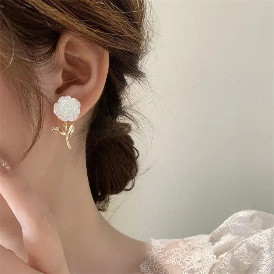ピアス レディース 揺れる 花 人気アクセサリー
