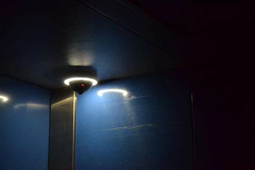 センサーライト 人感 防犯カメラ風 防犯 屋外 電池式 防犯カメラ風センサーライト ガレージ 玄関