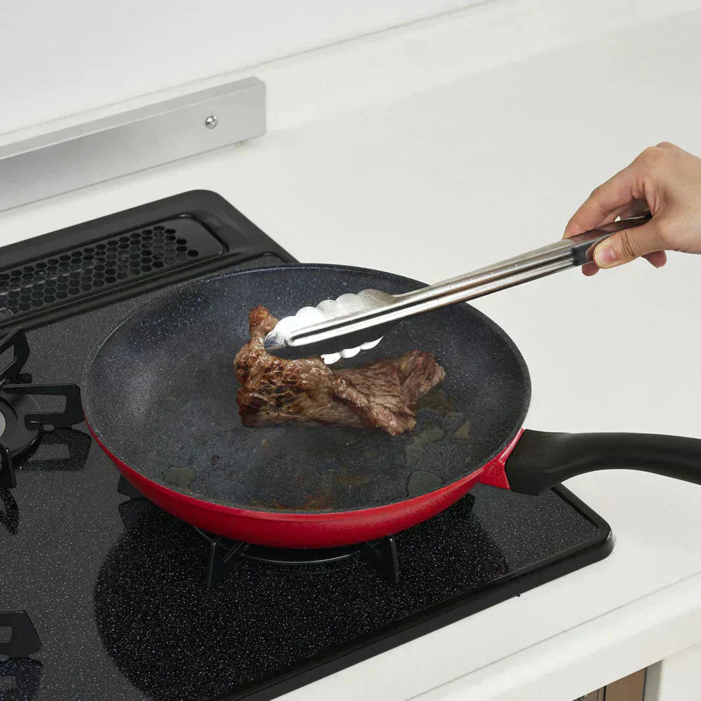 超軽量 楽かるパン フライパン26cm ◆ 振りやすい 丈夫 パスタ 揚げ物 こげにくい 軽量 深型フライパン お手入れ簡単 金属ヘラOK フッ素樹脂塗装 内面4層コート加工 おうち時間 調理器具 おしゃれ オシャレ お洒落 赤い 新生活応援 ガス火専用