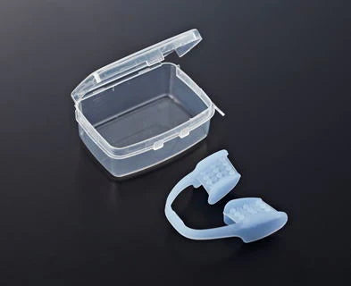 ハギシラナイト/歯ぎしり マウスピース 型取り不要タイプ フリーサイズ 繰り返し使える 専用ケース付き 寝るとき用マウスピース 睡眠グッズ 歯ぎしり防止