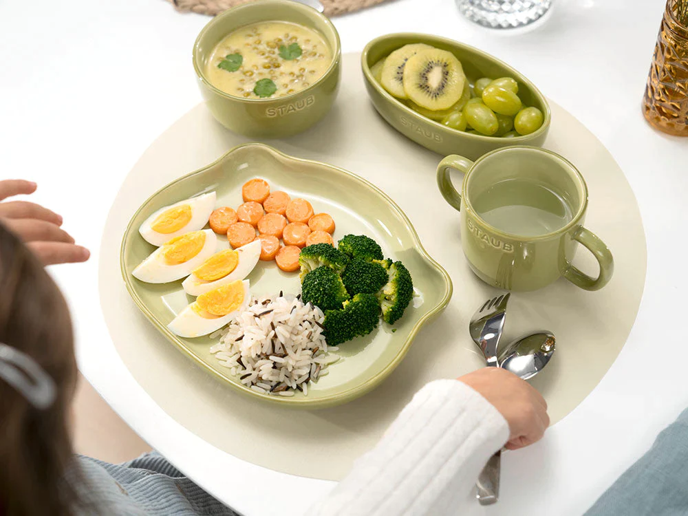 ストウブ ベビー&キッズ テーブルウェアセット グリーン| STAUB 赤ちゃん用 食器 皿 マグ セラミック 子ども用 食器セット ギフト お祝い 出産祝い 陶器 食器 動物 どうぶつ デザイン プレート