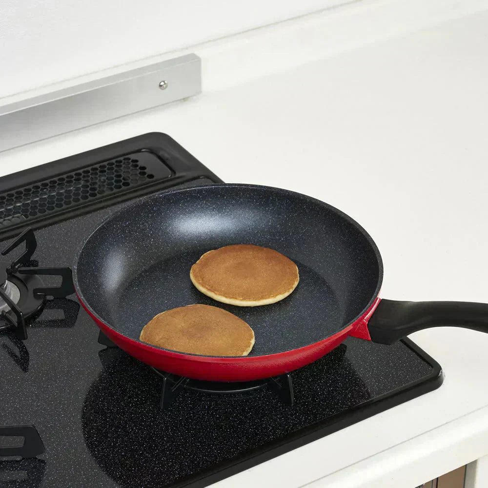 超軽量 楽かるパン フライパン26cm ◆ 振りやすい 丈夫 パスタ 揚げ物 こげにくい 軽量 深型フライパン お手入れ簡単 金属ヘラOK フッ素樹脂塗装 内面4層コート加工 おうち時間 調理器具 おしゃれ オシャレ お洒落 赤い 新生活応援 ガス火専用
