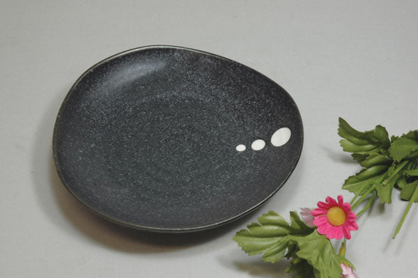 ドット黒三角5.0皿 直径16.5cm 取り皿 白黒 和モダン 水玉 和食器 家庭用 業務用 陶器のふる里 stockヤ