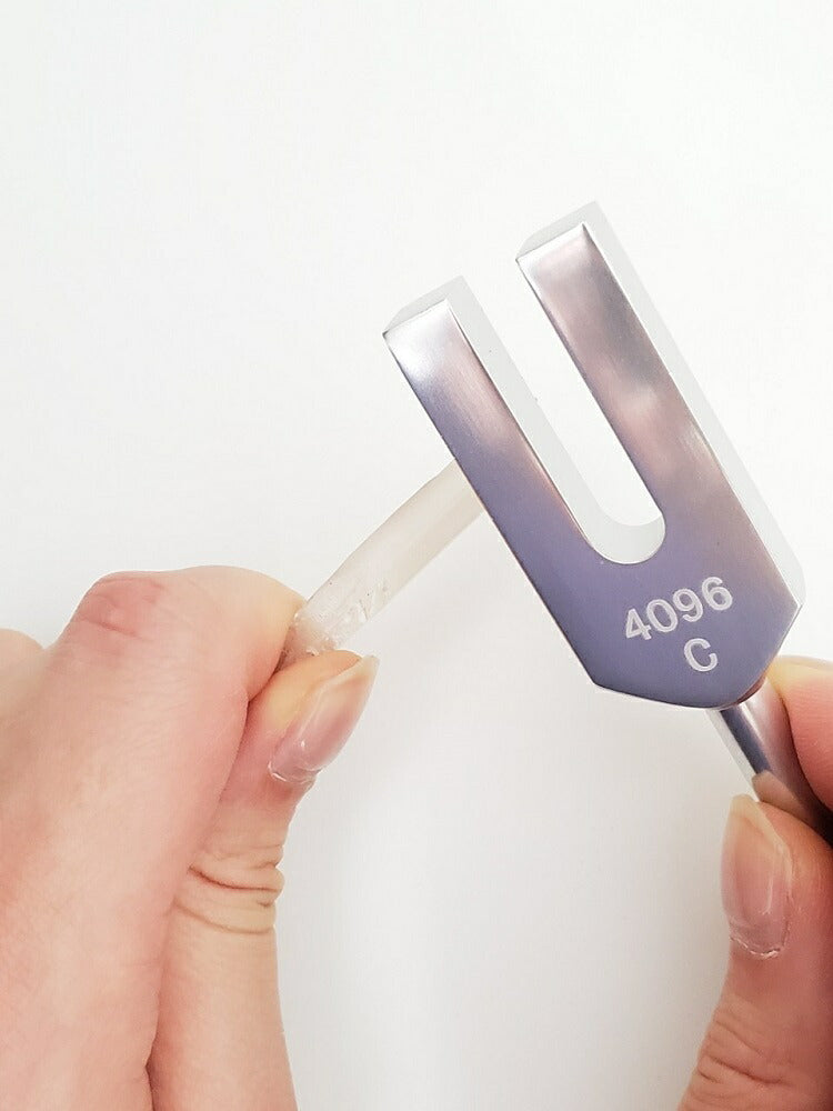 4096Hz クリスタルチューナー浄化用音叉【天然石】【パワーストーン】【開運】ヨガ 瞑想 瞑想用 ヒーリング パワーストーン スピリチュアル 天使 天界 天使の声 天使の扉 エンジェル Angel 水晶付き 楽器 音楽 浄化用 リラックス 癒し 癒しの音 高音 エネルギー