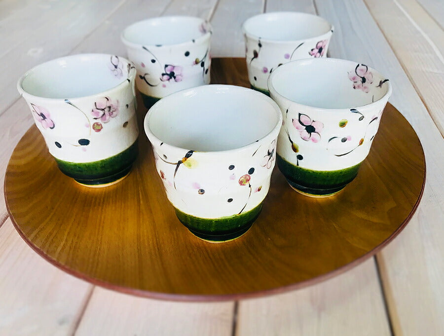 送料無料 織部花唐草ゆのみ5個セット 専用木箱入り 湯呑みセット プレゼント 贈り物 ギフト 長寿祝い 還暦祝い 結婚祝い 母の日 父の日 食器 ギフト 国産 美濃焼 軽量 食器セット 包装 ラッピング 熨斗紙対応 陶器のふる里 trysハ+桐箱