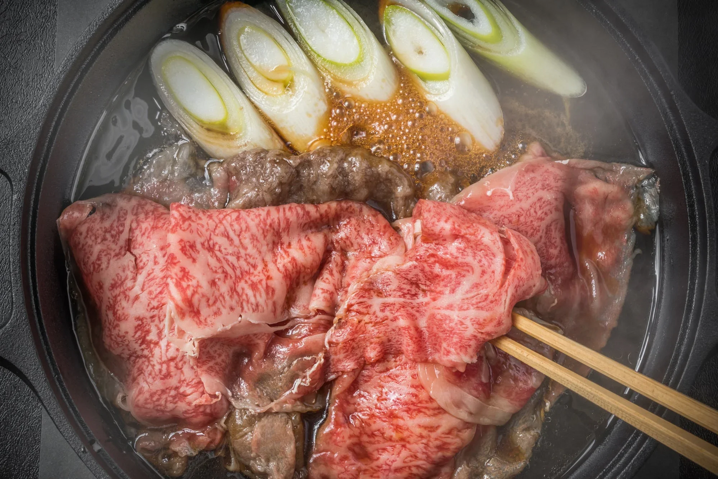 訳あり！九州産黒毛和牛しゃぶしゃぶすき焼き用（肩ロース肉・肩バラ肉・モモ肉）1kg（500ｇ×2P）和牛 ギフト 送料無料 黒毛和牛　贈答用 冷凍 牛肉　すき焼き　黒毛和牛　しゃぶしゃぶ お取り寄せ お取り寄せグルメ 北海道と沖縄を除き 【送料無料】