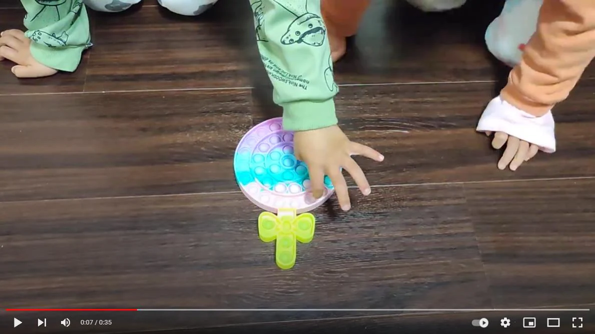 子供クリスマスプレゼント 正方形 プッシュポップ 1枚 クリーム色 バブル大きい 安い パズル ブロック スクイーズ 知育玩具 シリコン プチプチ カラフル おもちゃ
