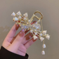 (A)ヘアクリップ  髪留め 髪飾り バレッタ フラワー 蝶ヘアアクセサリー オシャレ上品　パーティー飾り ゆらゆらチェーン付き
