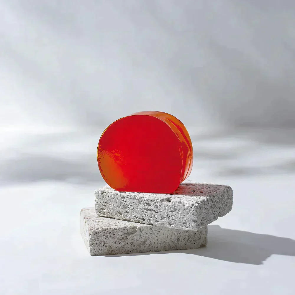 【生石鹸】AKAHA ゼリーセラムソープ RED 100ｇ / 洗顔石鹸 エイジングケア くすみ 毛穴 小じわ 肌荒れ 乾燥肌 敏感肌 繊細肌 / ぷるぷるゼリー石鹸 赤色 アスタキサンチン プラセンタ ヒアルロン酸 セラミド コラーゲン シルク 16種の美容成分配合 / サクラの香り / 生石鹸 洗顔石けん こんにゃく石鹸 無添加 無添加せっけん 洗顔せっけん 天然成分 フェイシャルソープ 美容洗顔 美顔石鹸 シルク石鹸 / アカハ