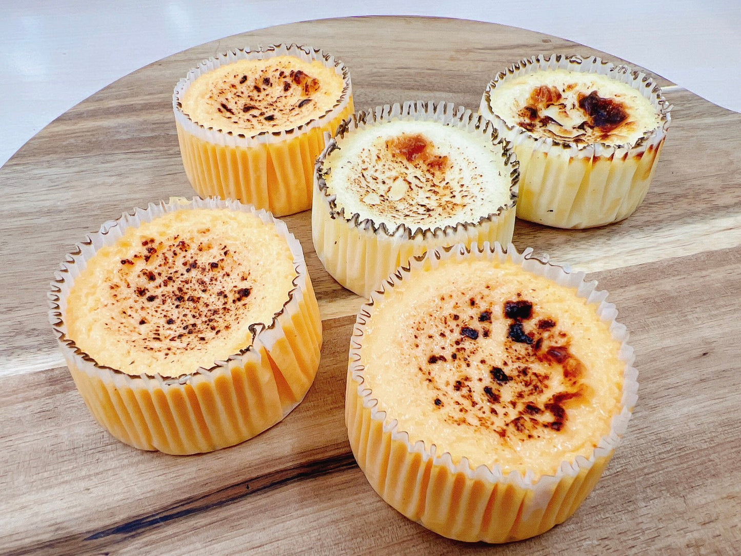 とろ〜り極上 バスクチーズケーキ ミニ5個セット プレーン&ホワイトチョコ【猫のチーズケーキ工房】/冷凍クール便