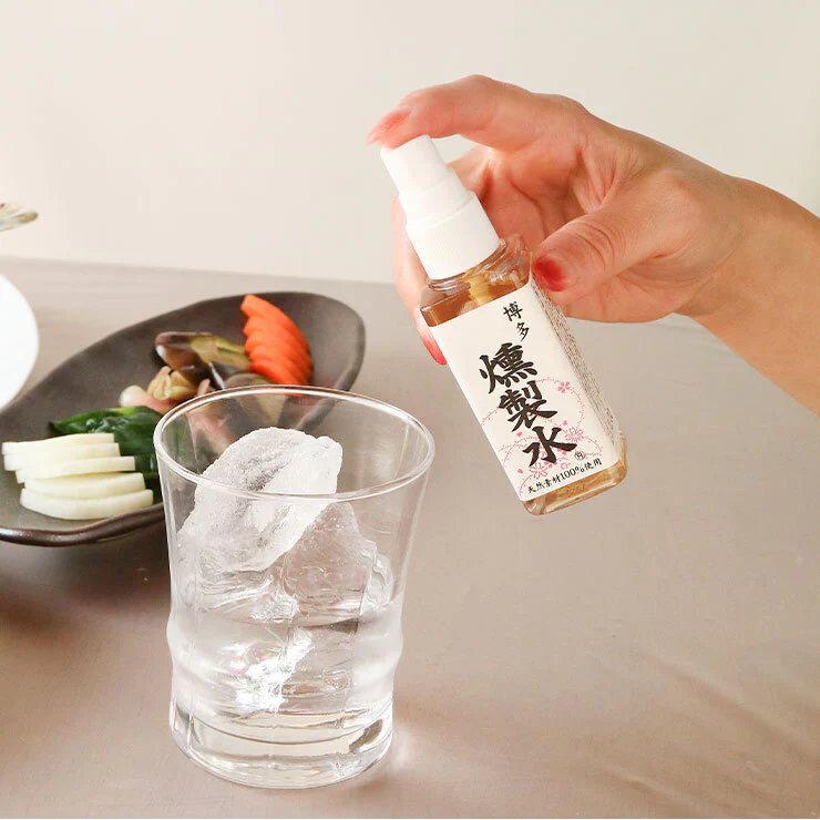 燻製水 60ml 燻製の素 燻製調味料 くんせい水 くんせいすい スモーク用調味料　スモークリキッド　スモークフレーバー スプレータイプ 1000円ぽっきり 無味 簡単 手軽 かけるだけ 国産山桜チップ＆天然水100％使用