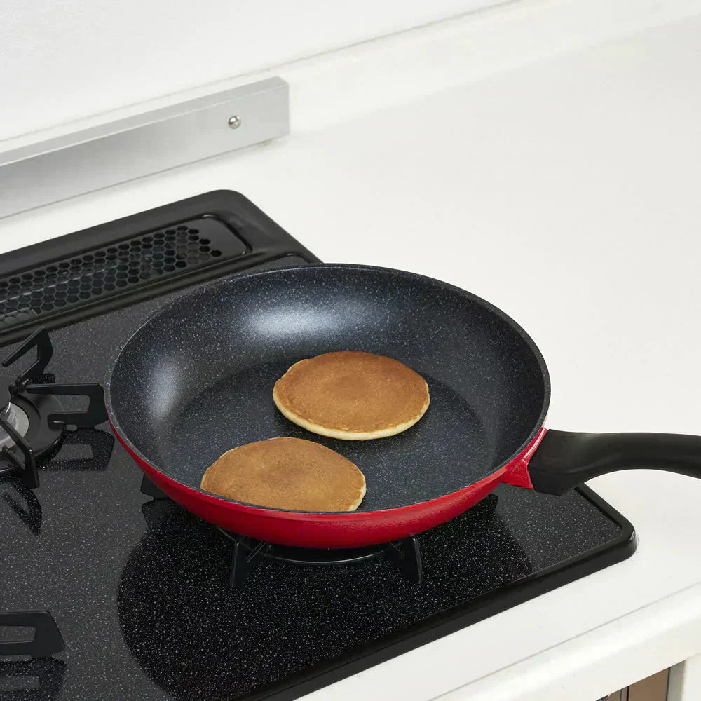 超軽量　楽かるパン　フライパン26cm ◆ 振りやすい 丈夫 パスタ 揚げ物 こげにくい 軽量 深型フライパン お手入れ簡単 金属ヘラOK フッ素樹脂塗装 内面4層コート加工 おうち時間 調理器具 おしゃれ オシャレ お洒落 赤い 新生活応援 ガス火専用