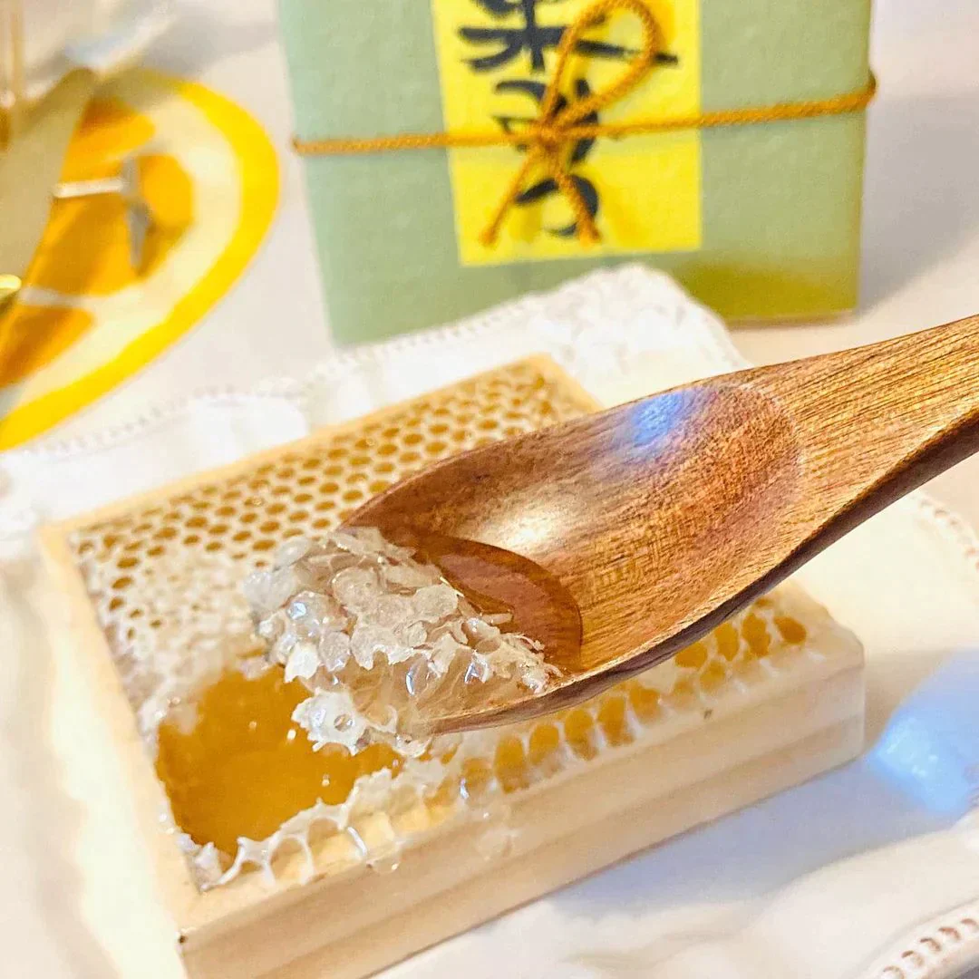 【巣みつ】　はちみつ　巣蜜　コムハニー　ご褒美　国産蜂蜜　ギフト　まるごと　ハチミツ　御歳暮　お歳暮
