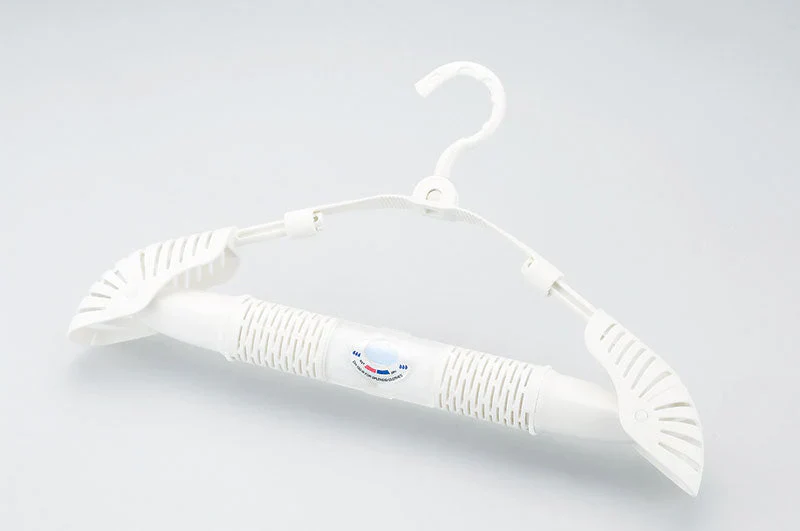 【ハンガー型のコンパクト除湿器！】衣類除湿器 除湿機 ハンガー型 乾燥 湿気取り 繰り返し使える クローゼット 押し入れ スーツ 衣替え / 湿気トリ ハンガー