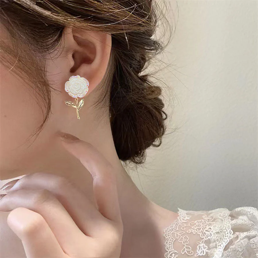 ピアス レディース  揺れる 花 人気アクセサリー