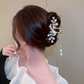 (B)ヘアクリップ  髪留め 髪飾り バレッタ フラワー 蝶ヘアアクセサリー オシャレ上品　パーティー飾り ゆらゆらチェーン付き