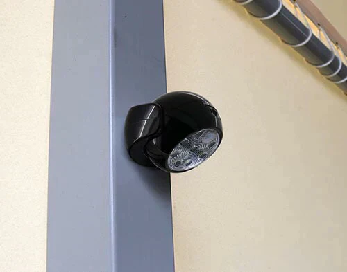 【ブラック】どこでも人感センサーライト 屋内 屋外 電池式 工事不要 LEDライト 人感センサー 付き 防水 玄関 防犯ライト