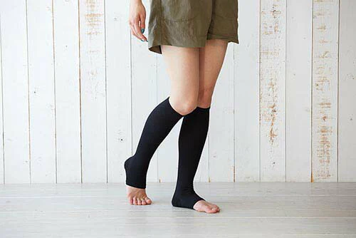 【ブラックＭLサイズ】脚の疲れ、むくみに！着圧ソックス オープントゥ レディース むくみとり 春夏 夏用 ハイソックス 寝る時 ブラック ホワイト / 国産スリムビューティ ノンつま先タイプ