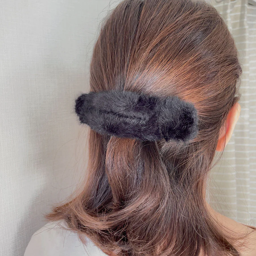 (ブラック)もこもこヘアピン 大きめ　ヘアクリップ　韓国風　ヘアアクセサリー　かわいい　オシャレ　髪飾り パーティー飾り 上品