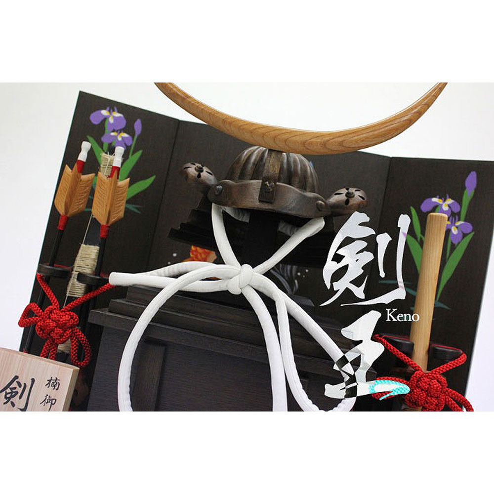 楠木彫り兜 剣王 4点セット(兜、お櫃、弓・太刀、衝立)（こげ茶）【お届け不可地域：北海道・沖縄・離島】