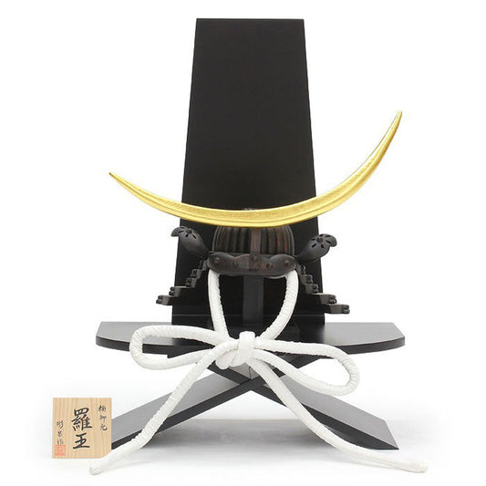 【3人シェア買いでお得】楠木彫り兜 羅王 2点セット(兜、台付衝立)【お届け不可地域：北海道・沖縄・離島】
