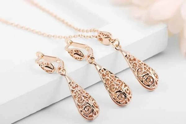 しずく ピアス  レディース  ゆれる ファッション アクセサリー 水滴 (ゴールド)