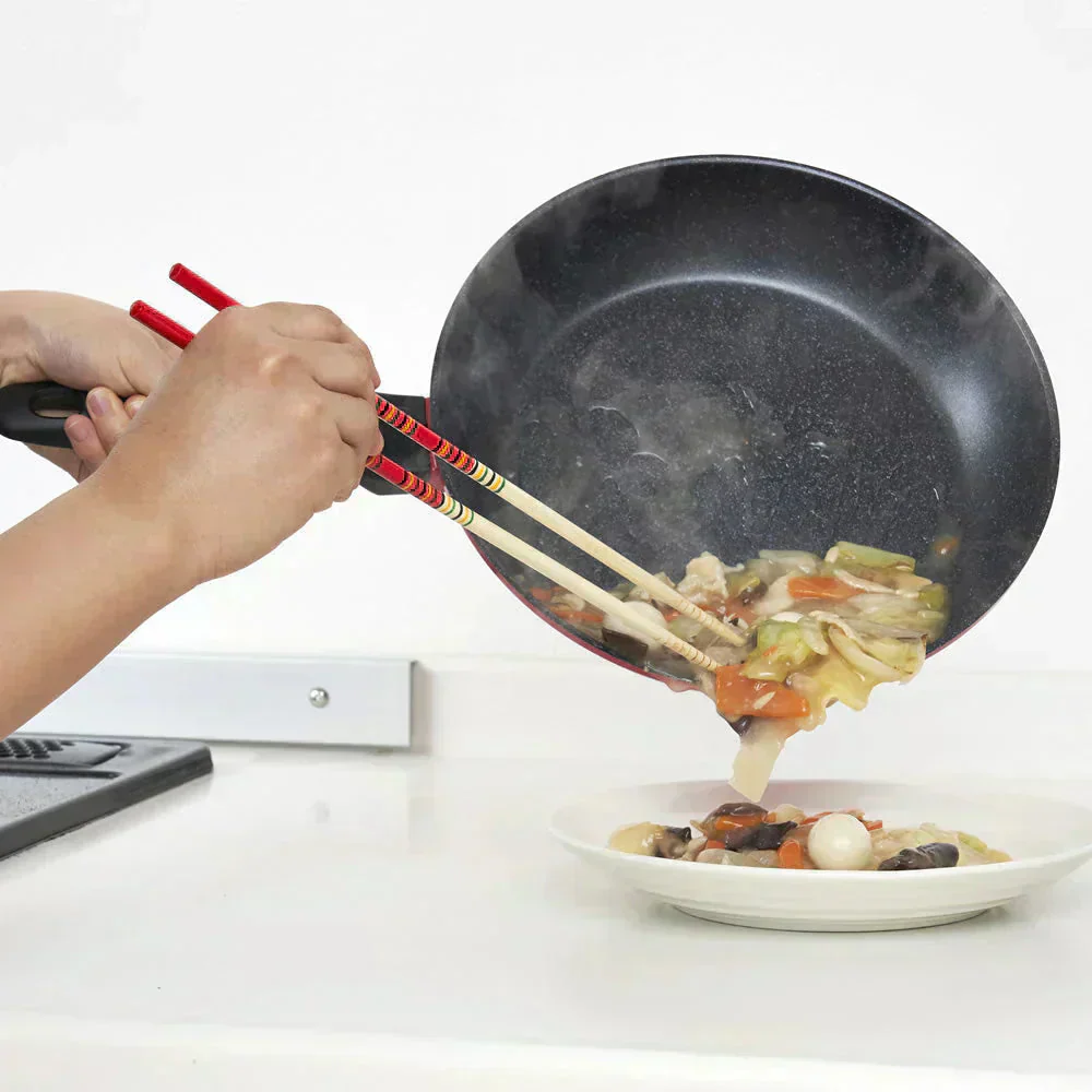 超軽量　楽かるパン　フライパン26cm ◆ 振りやすい 丈夫 パスタ 揚げ物 こげにくい 軽量 深型フライパン お手入れ簡単 金属ヘラOK フッ素樹脂塗装 内面4層コート加工 おうち時間 調理器具 おしゃれ オシャレ お洒落 赤い 新生活応援 ガス火専用