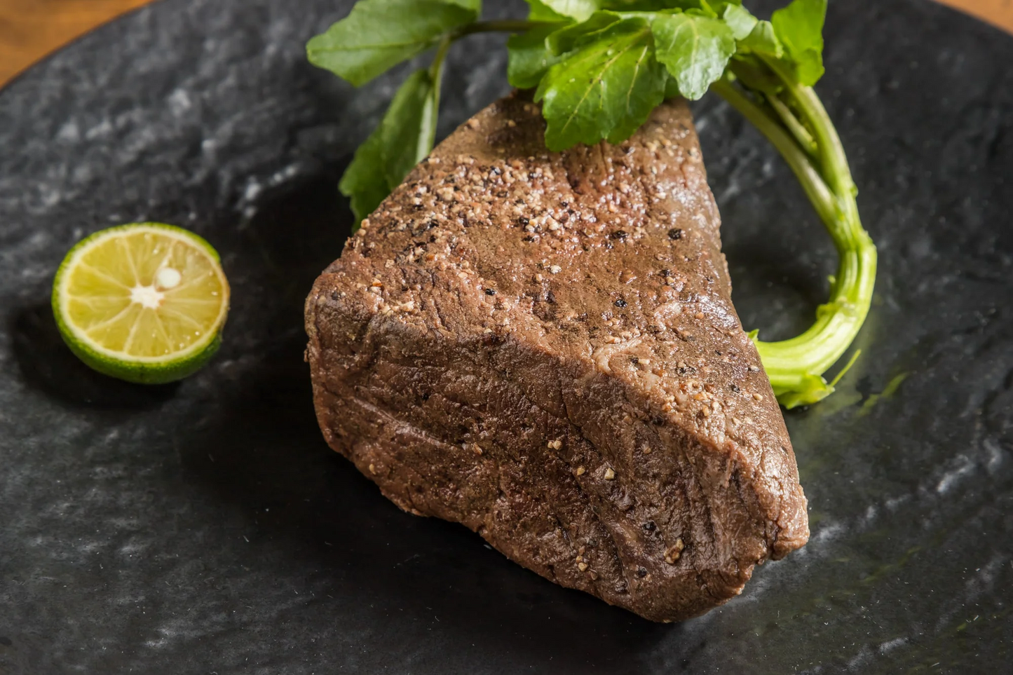 九州産黒毛和牛モモブロック　約500ｇ～600ｇ　牛肉 ギフト 送料無料 黒毛和牛　贈答品 冷凍 ローストビーフ　和牛　牛モモ　お手軽 お取り寄せ お取り寄せグルメ 北海道と沖縄を除き 【送料無料】