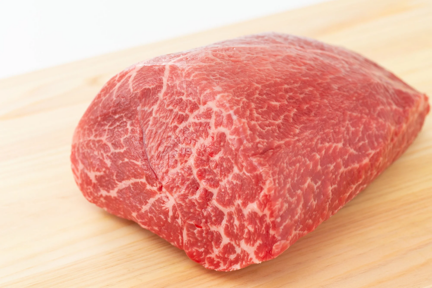 九州産黒毛和牛モモブロック　約500ｇ～600ｇ　牛肉 ギフト 送料無料 黒毛和牛　贈答品 冷凍 ローストビーフ　和牛　牛モモ　お手軽 お取り寄せ お取り寄せグルメ 北海道と沖縄を除き 【送料無料】