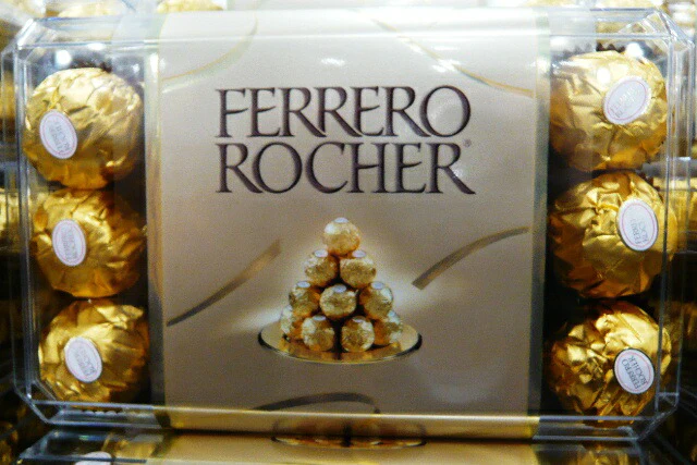 ★送料無料★【30個お徳用】【バレンタインデー】FERRERO ROCHER 【フェレロ　ロシェ】 チョコレート　３０個入りお徳用パック 　【FERRERO Rondnoir】【コストコ通販】＃8