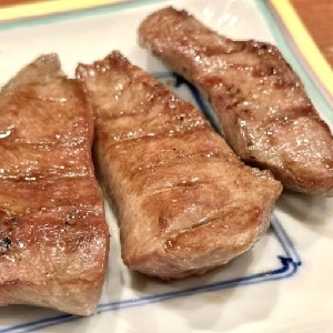 訳あり★牛タン中 ブロック 約1kg US産（形 / 重さ不揃い ）