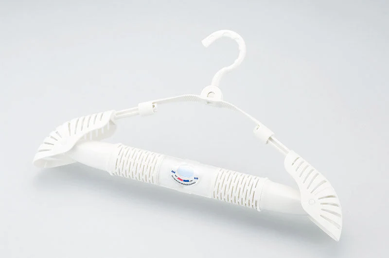 【ハンガー型のコンパクト除湿器！】衣類除湿器 除湿機 ハンガー型 乾燥 湿気取り 繰り返し使える クローゼット 押し入れ スーツ 衣替え / 湿気トリ ハンガー