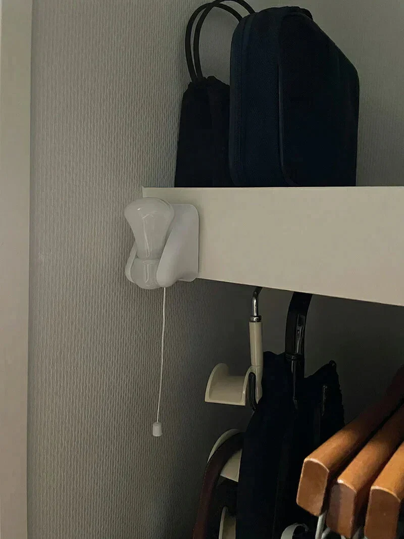 【2個組】停電時でも付く ライト LED 照明 電池式 単四電池3本 明るい  電気 クローゼット取り付け可 ベッド取り付け 隙間 スペース 電池式ひも引きライト