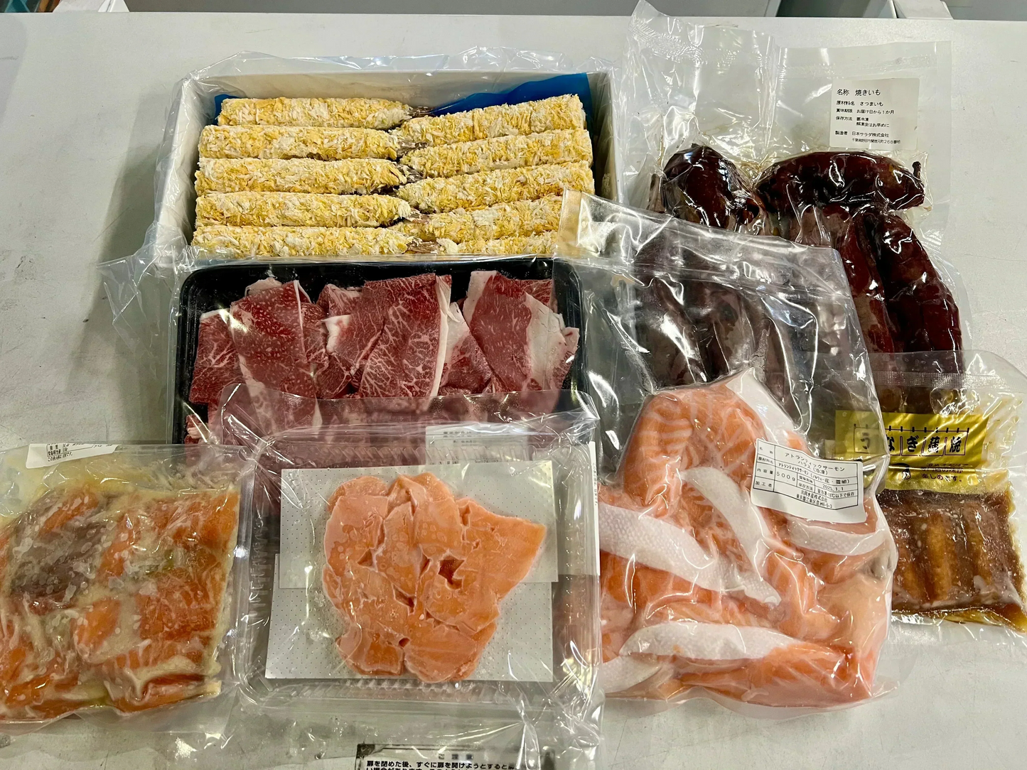 【大人気エビフライ必ず入る！】市場直送！お楽しみ福袋 (6-8種)  詰め合わせ 福袋 サーモン 海老 マグロ 水産 鮮魚 野菜 ブロッコリー 果物 フルーツ みかん トマト 桃 いちご 牛肉 黒毛和牛 豚肉 鶏肉 もも肉 むね肉 ギフト 贈答 お中元 お祝い 正月 謹賀新年