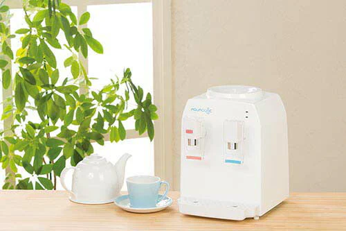 ウォーターサーバー 卓上 ペットボトル おしゃれ 温水 冷水 2L スリム AQUACUBE2