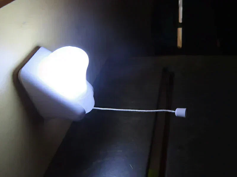 【2個組】停電時でも付く ライト LED 照明 電池式 単四電池3本 明るい  電気 クローゼット取り付け可 ベッド取り付け 隙間 スペース 電池式ひも引きライト