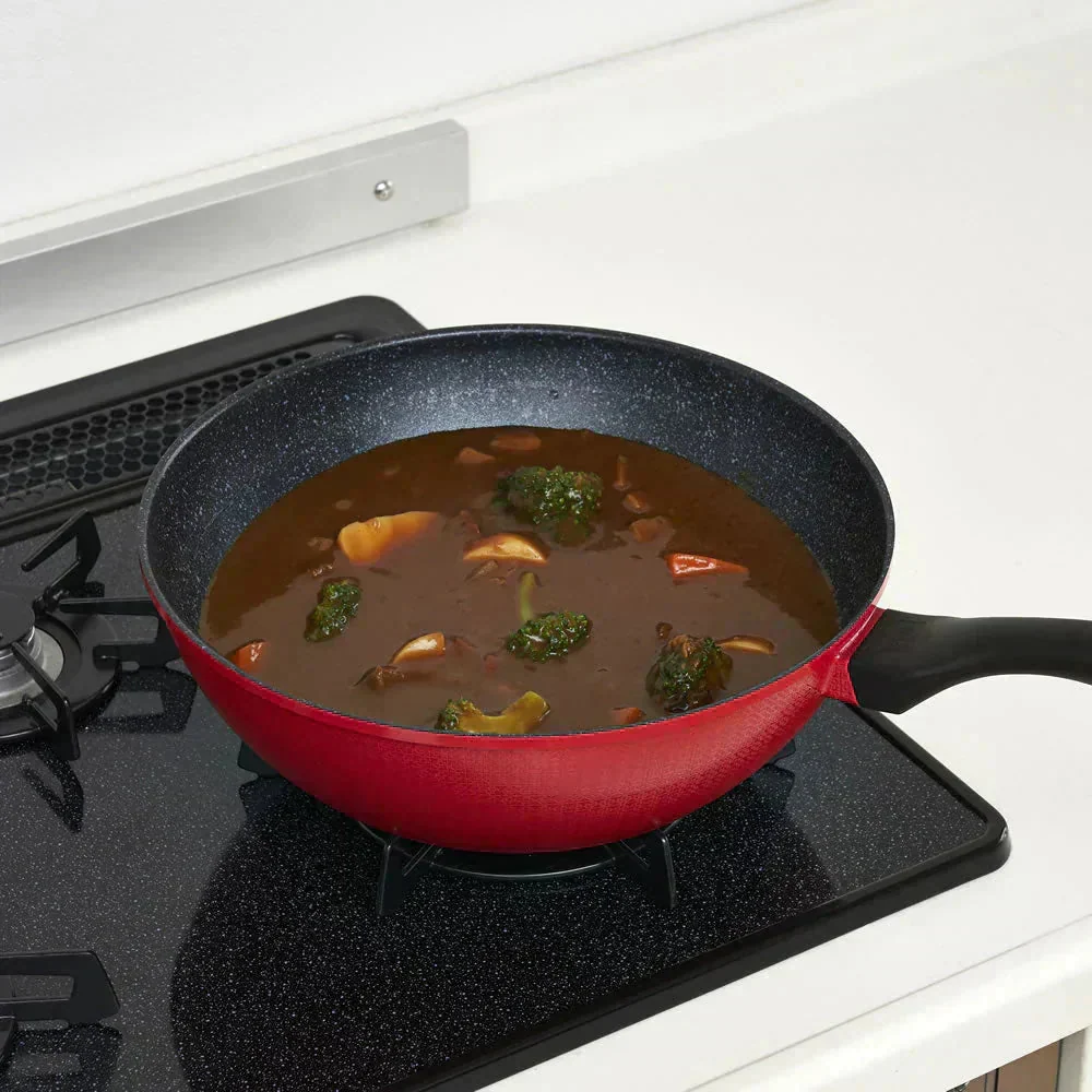 超軽量　楽かるパン　炒め鍋28cm◆ 深さ約8.5cm 炒める 煮る 揚げる 茹でる 軽くて深くて使いやすい 軽い 振りやすい 丈夫 パスタ 揚げ物 こげにくい 軽量 深型フライパン お手入れ簡単 金属ヘラOK フッ素樹脂塗装 内面4層コート加工 新生活応援