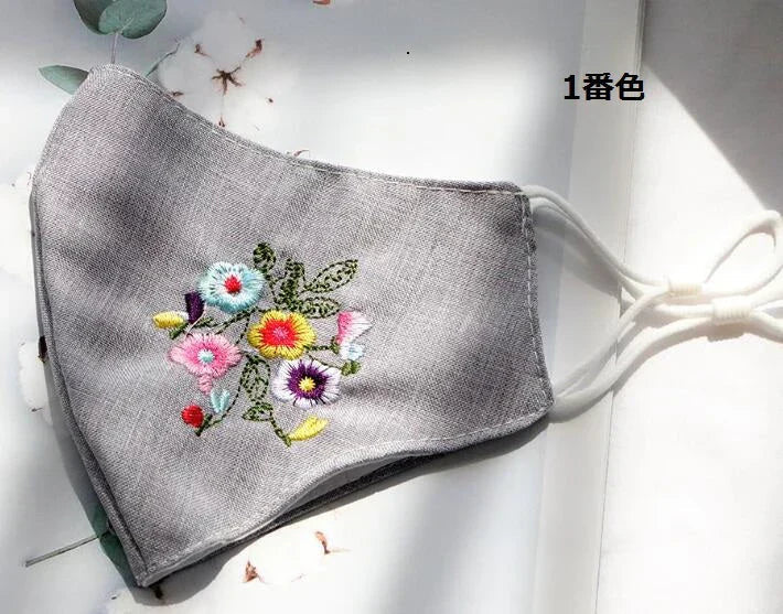 ランダム発送（3枚組）秋冬春 刺繍うファッションマスク 防寒　洗える 布　立体 防塵　美人 マスク 綺麗 大人用 秋冬新作 おしゃれ
