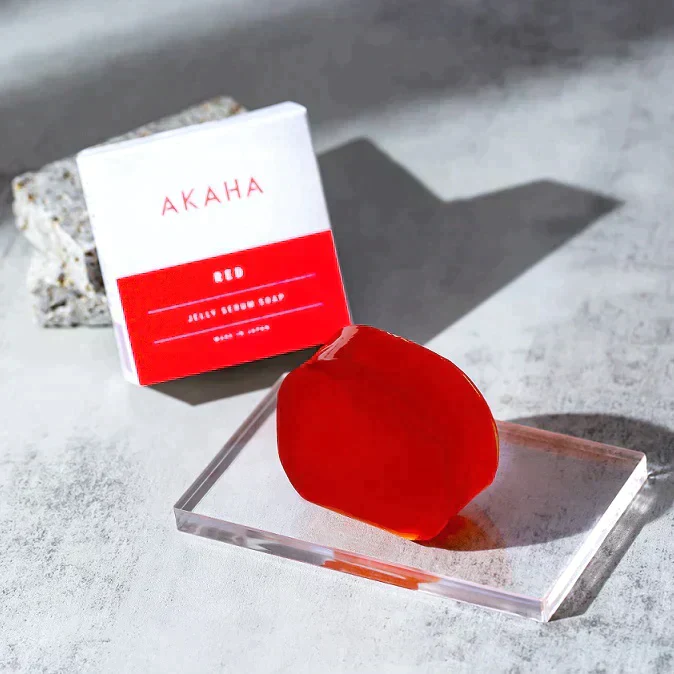 【生石鹸】AKAHA ゼリーセラムソープ RED 100ｇ / 洗顔石鹸 エイジングケア くすみ 毛穴 小じわ 肌荒れ 乾燥肌 敏感肌 繊細肌 / ぷるぷるゼリー石鹸 赤色 アスタキサンチン プラセンタ ヒアルロン酸 セラミド コラーゲン シルク 16種の美容成分配合 / サクラの香り / 生石鹸 洗顔石けん こんにゃく石鹸 無添加 無添加せっけん 洗顔せっけん 天然成分 フェイシャルソープ 美容洗顔 美顔石鹸 シルク石鹸 / アカハ