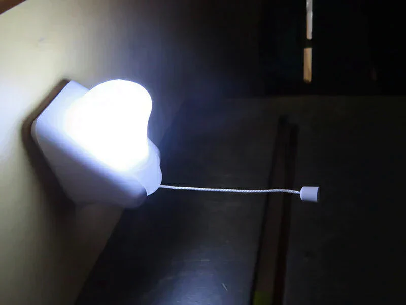 【2個組】停電時でも付く ライト LED 照明 電池式 単四電池3本 明るい  電気 クローゼット取り付け可 ベッド取り付け 隙間 スペース 電池式ひも引きライト