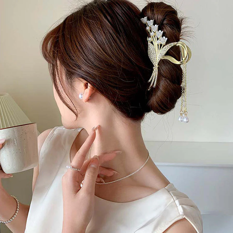 (B)ヘアクリップ  髪留め 髪飾り バレッタ フラワー 蝶ヘアアクセサリー オシャレ上品　パーティー飾り ゆらゆらチェーン付き