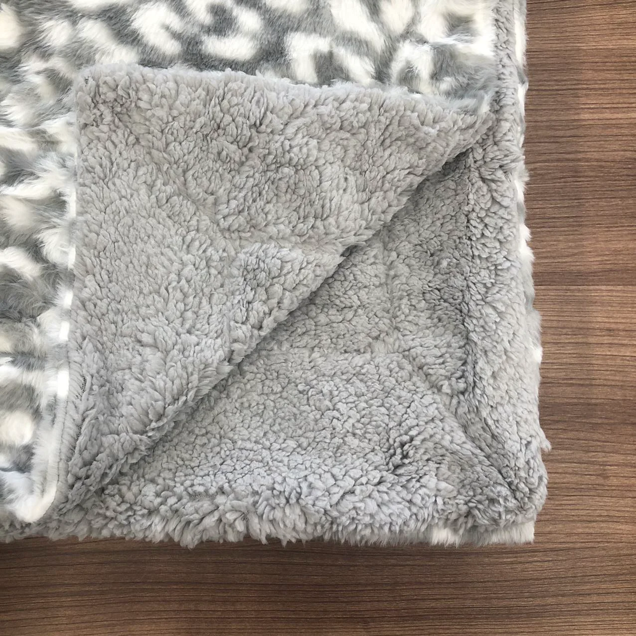 Amazonベーシック 訳あり ブランケット ファジーフェイクファーシェルパスロー 152×178cm グレー スノーレオパード