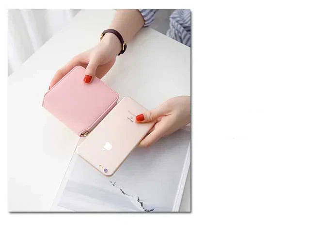 【ワインレッド】スクエア　四角　財布　ラウンドファスナー　コンパクト　飾りチャーム無し