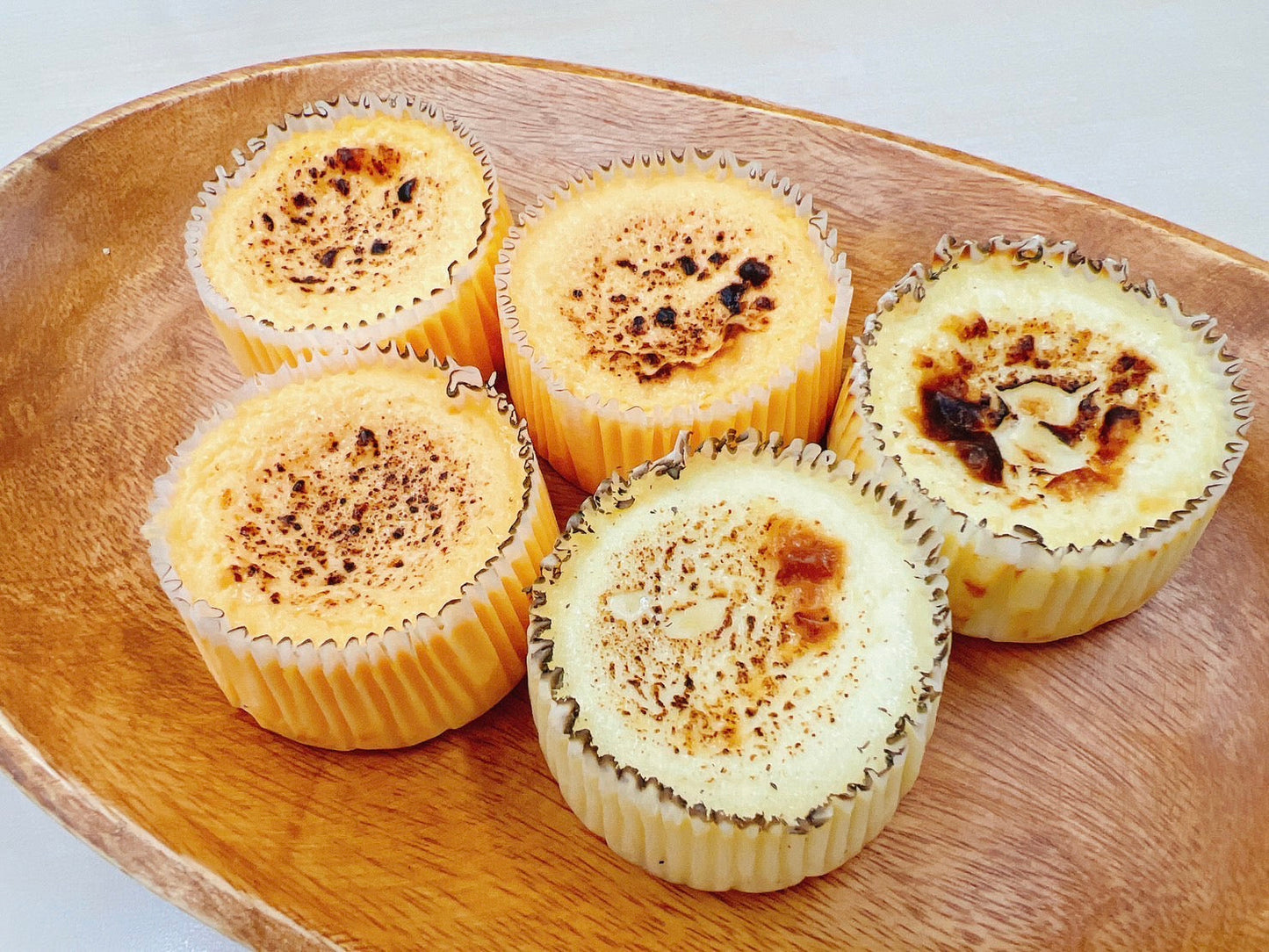 とろ〜り極上 バスクチーズケーキ ミニ5個セット プレーン&ホワイトチョコ【猫のチーズケーキ工房】/冷凍クール便