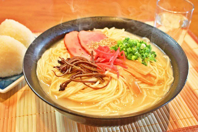 博多とんこつラーメン（福岡豚骨スープ）お試し2人前  博多屋台風のさっぱり＋深いコクが味わえるご当地豚骨スープ ！お好みでチャーシュー、ネギなどを加えて本場を味わいをご家庭でどうぞ！お中元 お歳暮 福袋