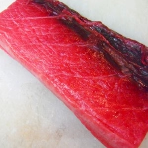 マグロ血合い/赤身　約2kg（形不揃い/皮付きブロック）