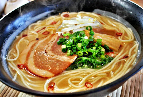 とんこつ先生2人前 人気の九州豚骨ラーメン ピリ辛の鷹の爪とにんにく 柚子胡椒入り 本場九州 お試しセット ご当地 メール便 保存食 非常食 まとめ買い お取り寄せ