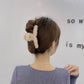 (イェロー)クリップ　もこもこ　　フェイクファー　ヘアピン　ヘア留め　冬　ヘアアクセサリー　ヘア爪　クランプ　かわいい　オシャレ　髪飾り　大人　かわいい　クリスマス　上品