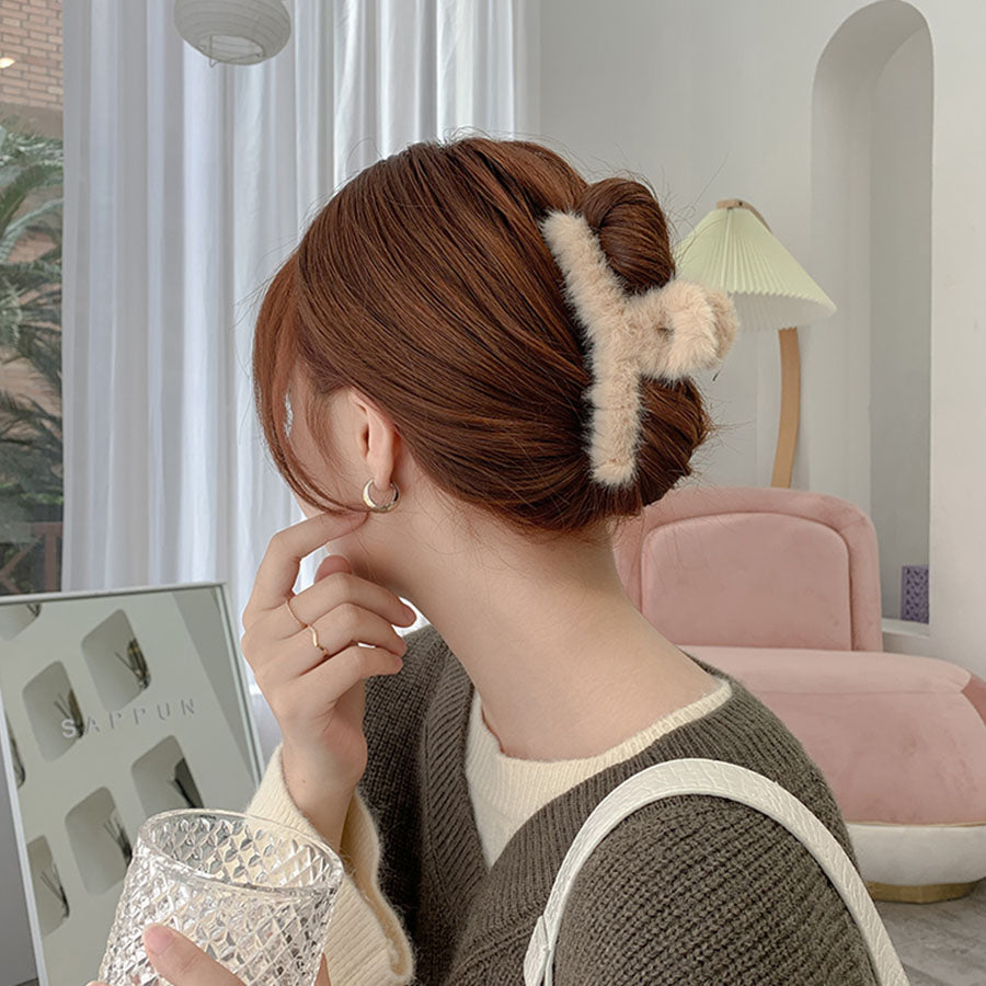 (イェロー)クリップ　もこもこ　　フェイクファー　ヘアピン　ヘア留め　冬　ヘアアクセサリー　ヘア爪　クランプ　かわいい　オシャレ　髪飾り　大人　かわいい　クリスマス　上品