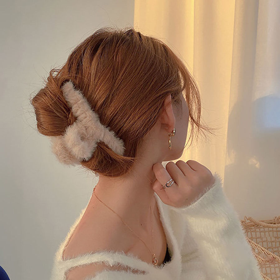 (イェロー)クリップ　もこもこ　　フェイクファー　ヘアピン　ヘア留め　冬　ヘアアクセサリー　ヘア爪　クランプ　かわいい　オシャレ　髪飾り　大人　かわいい　クリスマス　上品